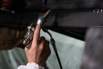 Unterbodenbeschichtung mittels Spritzpistole