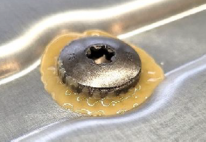 Precise coating of screw heads on batteries